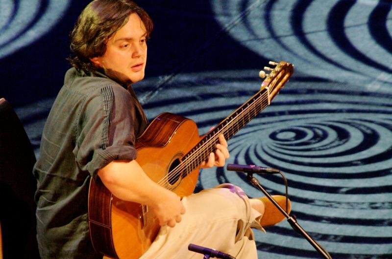 Yamand&uacute; Costa faz tr&ecirc;s shows em formato ac&uacute;stico no StudioClio