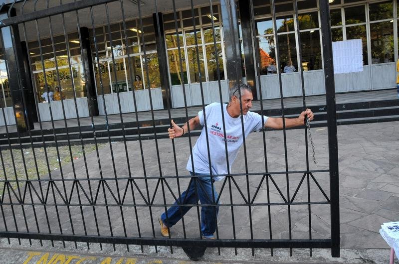 Port&otilde;es fecharam &agrave;s 8h30min no terceiro dia de vestibular da Ufrgs