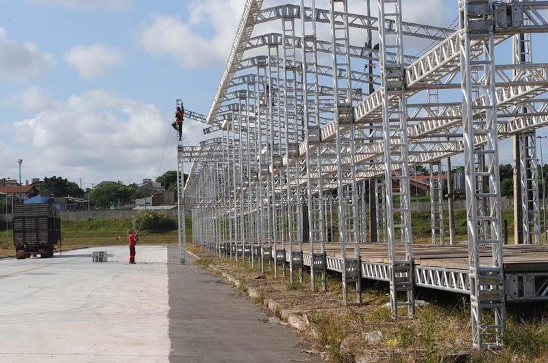 Estrutura do Porto Seco para receber festejos de Carnaval come&ccedil;ou a ser montada