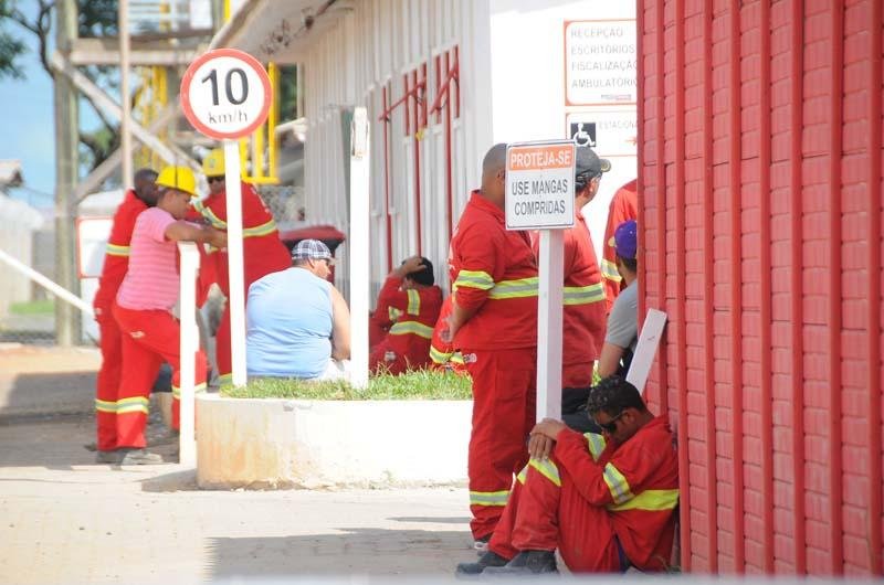 Oper&aacute;rios paralisam obras no Beira-Rio 