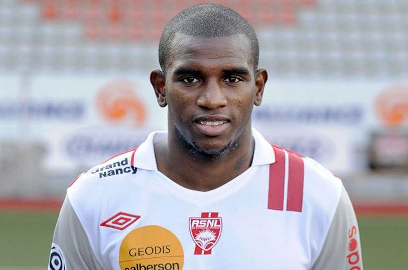 Jogador de 24 anos deve chegar na quinta-feira a Porto Alegre para assinar contrato