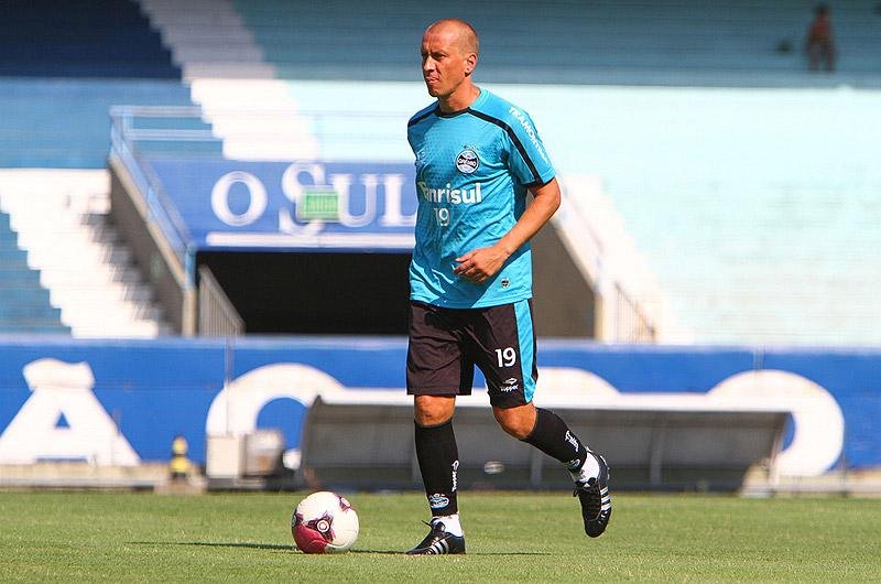 Meia de 31 anos deixou o Gr&ecirc;mio nesta ter&ccedil;a e viajou para Florian&oacute;polis