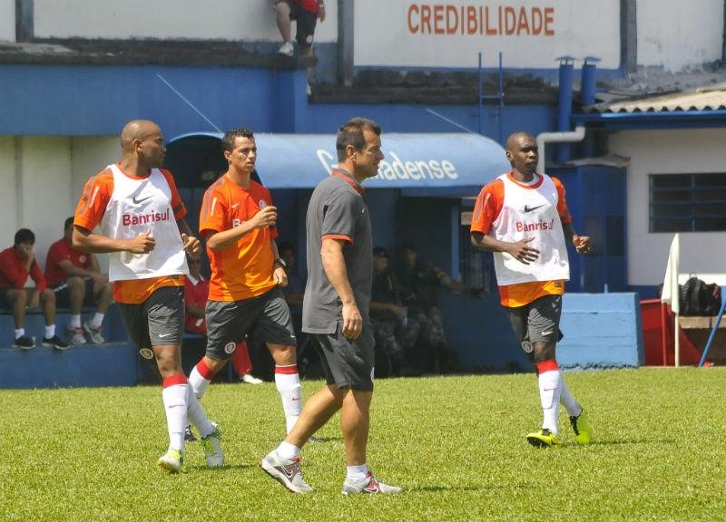 Moledo e Juan cercam Leandro Dami&atilde;o durante treino t&aacute;tico do Inter em Gramado