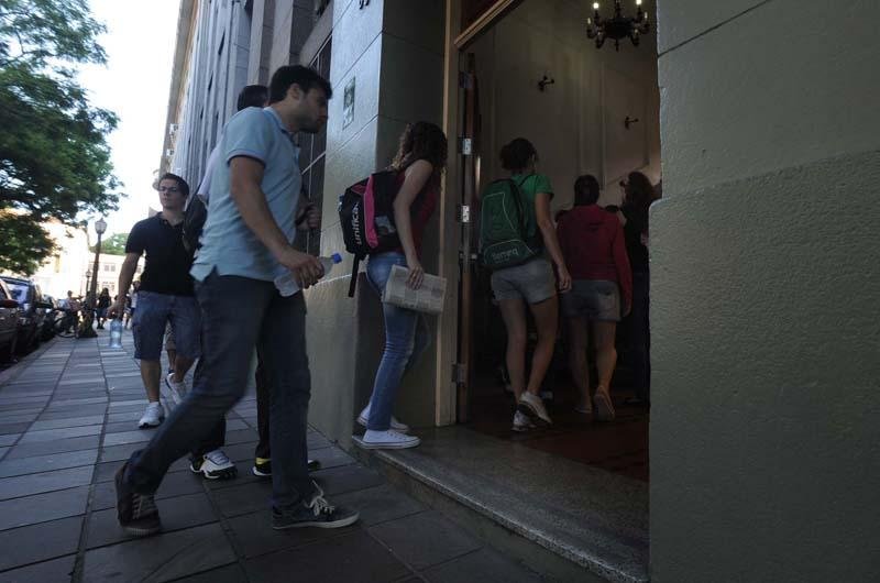 No &uacute;ltimo dia de provas, vestibulandos respondem a quest&otilde;es de Hist&oacute;ria e Matem&aacute;tica