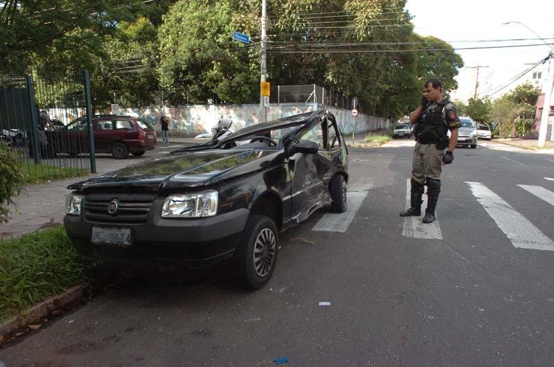 Carro capotou e deixou tr&ecirc;s pessoas feridas em Porto Alegre 
