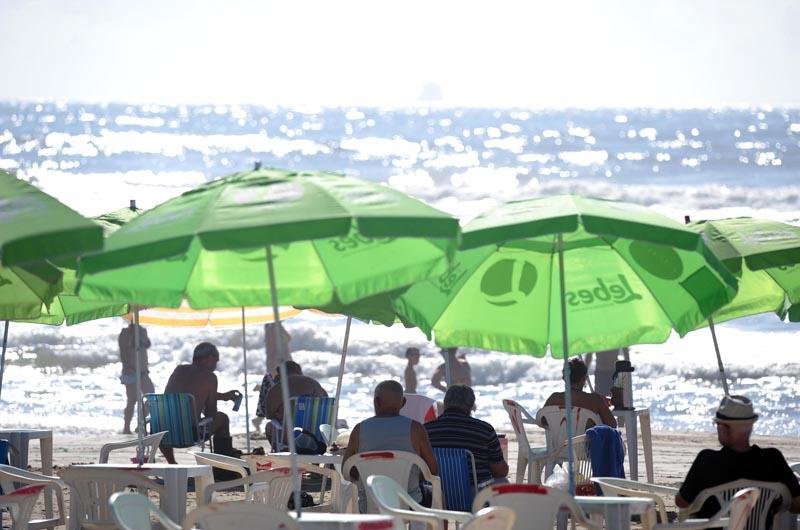 Tempo bom atrai muitas pessoas &agrave;s praias no Litoral Norte
