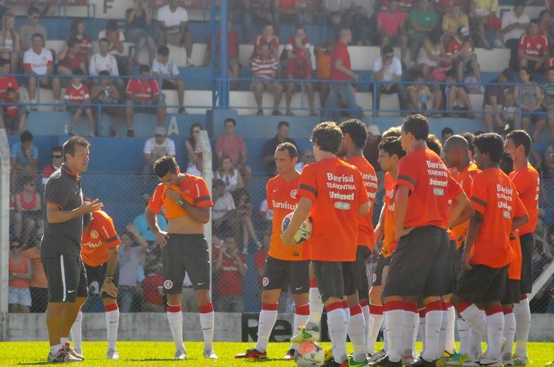 Dunga enfatiza jogadas pelos flancos em treino