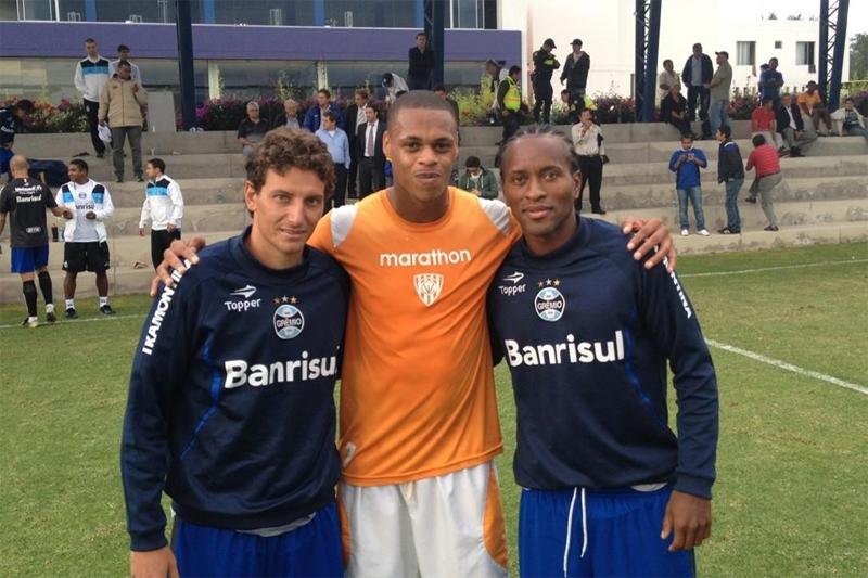 Z&eacute; Roberto marcou gol e foi tietado com Elano pelo advers&aacute;rio Henry Leon