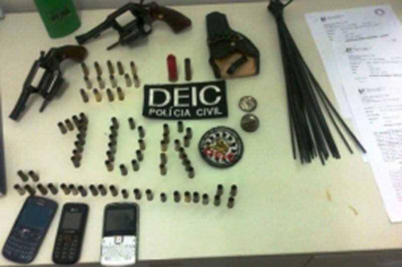 Pol&iacute;cia apreendeu dois rev&oacute;lveres calibre 38, muni&ccedil;&atilde;o, algemas de pl&aacute;stico, celulares e p&oacute;lvora qu&iacute;mica