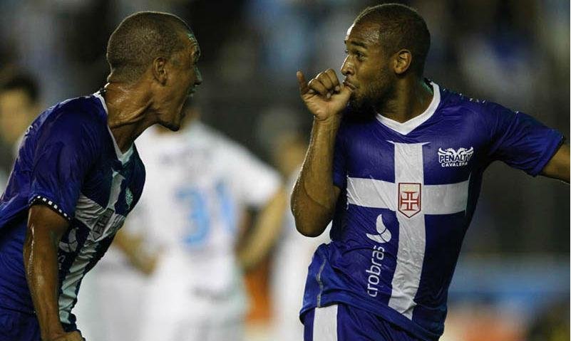 &Agrave; espera do Inter, Felipe Bastos treina entre reservas no Vasco 