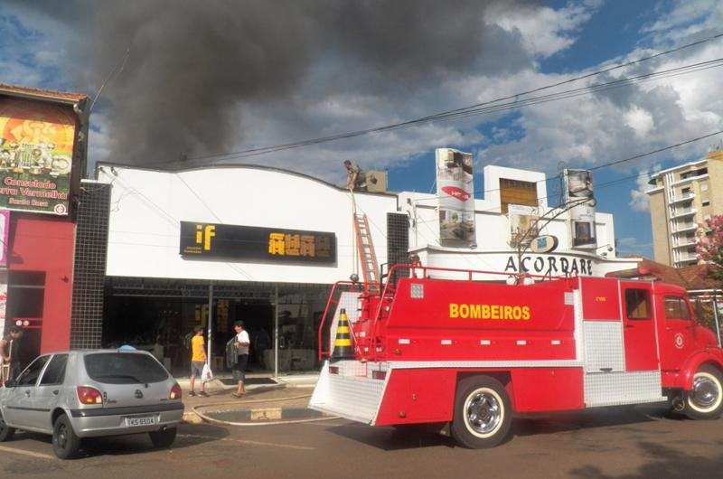 Inc&ecirc;ndio atinge tr&ecirc;s lojas no Centro de Santa Rosa
