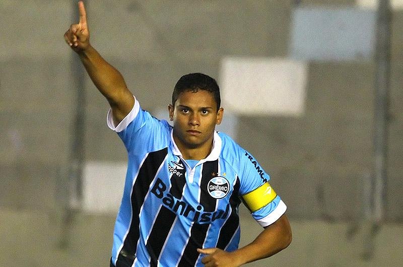 Mab&iacute;lia testa Gerson na zaga para estreia no Gauch&atilde;o
