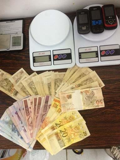 Na casa, pol&iacute;cia apreendeu R$ 2 mil
