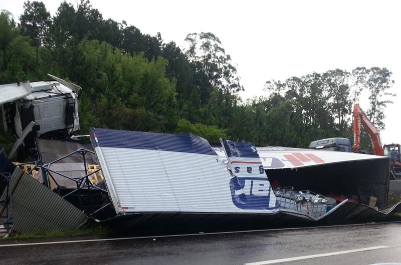Caminh&atilde;o tombou na BR 101, em Maquin&eacute;, nesta sexta-feira
