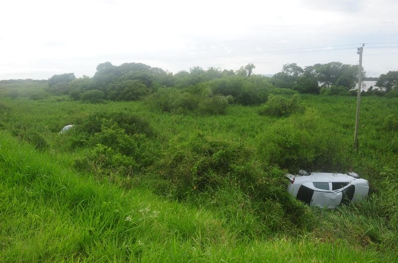 Acidente deixou dois carros fora da pista na BR 290, em Eldorado do Sul