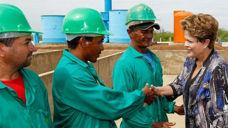Presidente Dilma Rousseff cumprimenta trabalhadores das obras do sistema adutor de Piaus no Piau&iacute;