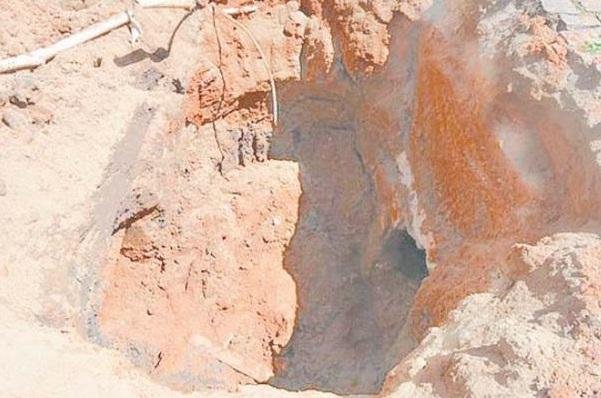 Prefeitura fecha t&uacute;nel descoberto em frente a banco em Camaqu&atilde;