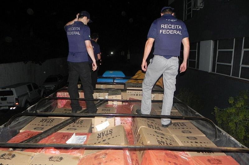 Receita Federal apreende caminh&atilde;o com cigarros contrabandeados em Pelotas