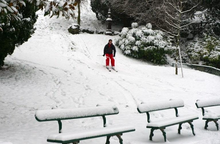 A companhia Eurostar informou que seus trens continuam a registrar "pequenos atrasos" por causa da neve e do gelo no Reino Unido e norte da Fran&ccedil;a.