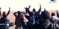 Imagem divulgada por TV argelina mostra reféns se rendendo a sequestrador