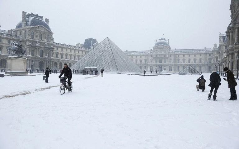Neve causa cancelamento de 40% dos voos em Paris