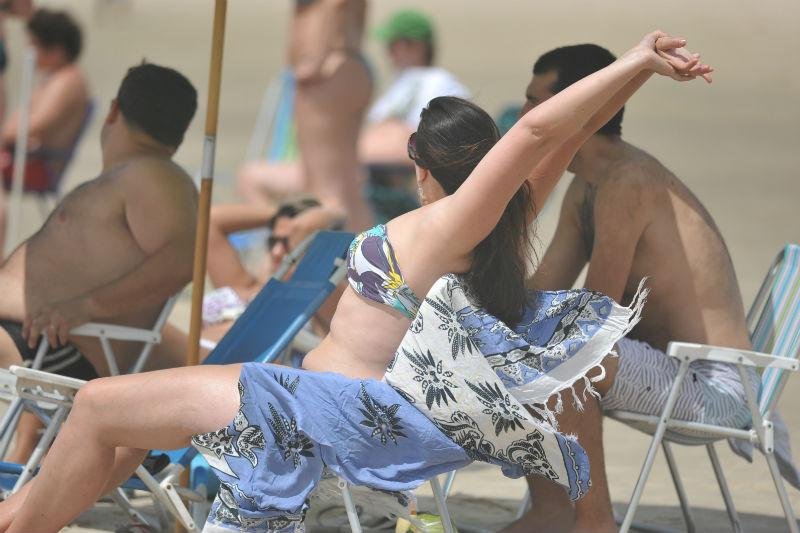 Temperatura na faixa dos 25&deg;C levou veranistas para beira da praia em Cidreira 