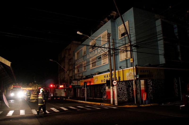 Viaturas do Corpo de Bombeiros deixaram o local por volta das 5h, mas ningu&eacute;m ficou ferido