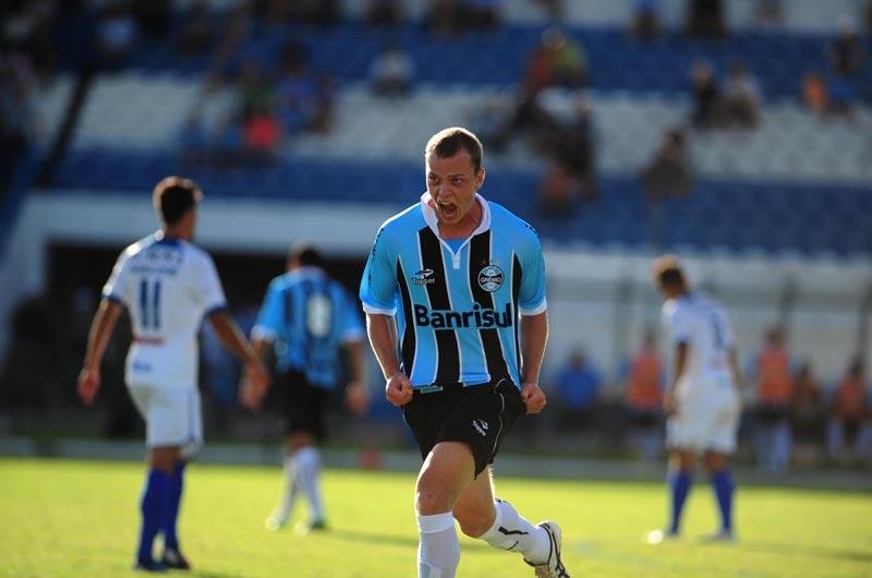 Lucas Coelho revela que tirou peso das costas ap&oacute;s estreia e gol