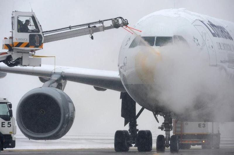 445 voos j&aacute; haviam sido anulados em Frankfurt por causa da forma&ccedil;&atilde;o de camadas de gelo nos avi&otilde;es