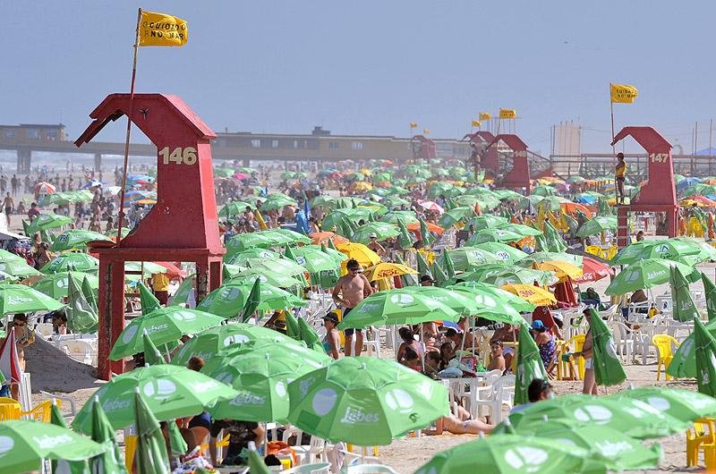 Sol e mar limpo levam veranistas &agrave;s areias no Litoral Norte