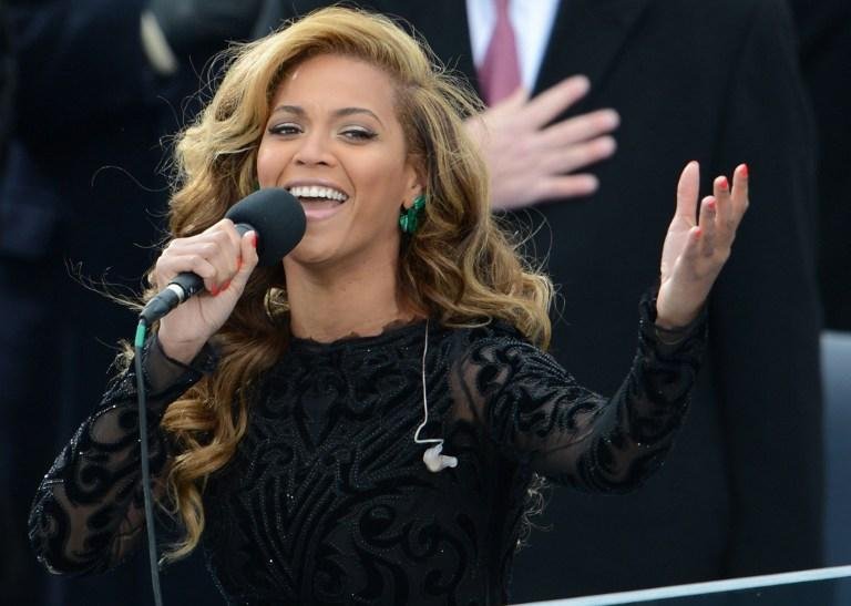 Performance de Beyonc&eacute; com Hino dos EUA gera elogios