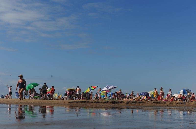 Desde as primeiras horas da manh&atilde;, a areia ficou coberta por cadeiras e guarda-s&oacute;is