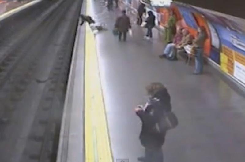 V&iacute;tima caiu nos trilhos pouco antes da chegada do trem