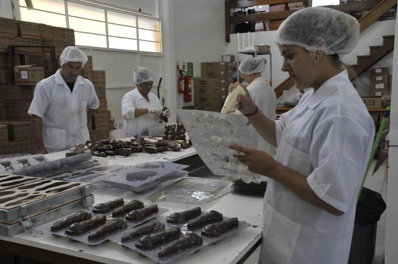 Falta m&atilde;o de obra nas f&aacute;bricas de chocolate de Gramado
