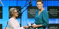 Davos homenageia Charlize Theron por trabalho social