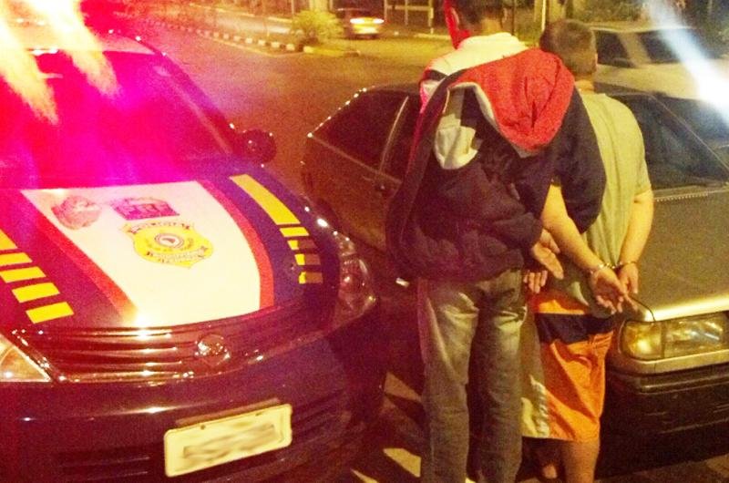 Dois homens foram presos com 84 buchas de coca&iacute;na
