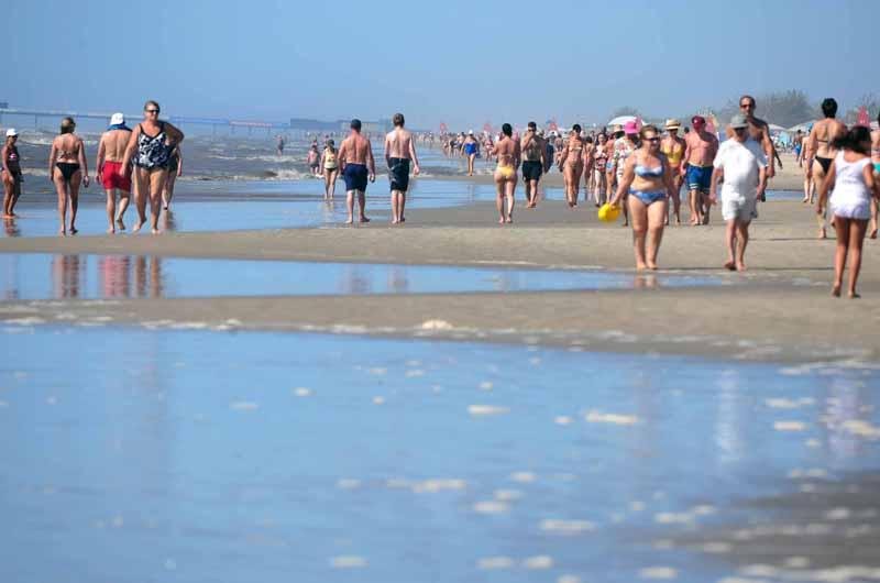 Muitos aproveitaram para caminhar &agrave; beira mar