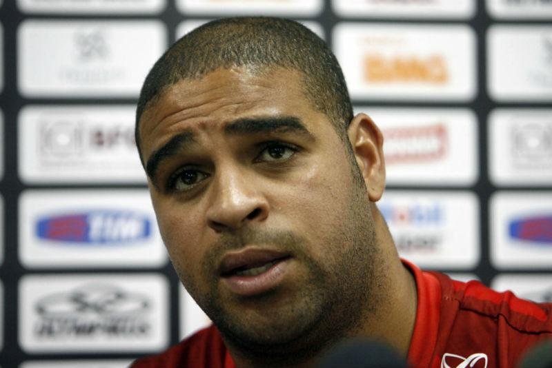 Adriano interrompe prepara&ccedil;&atilde;o para ir &agrave; It&aacute;lia 