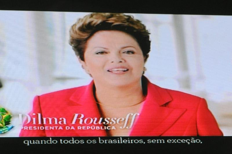 Dilma contesta previs&otilde;es e anuncia redu&ccedil;&atilde;o maior na conta de luz
