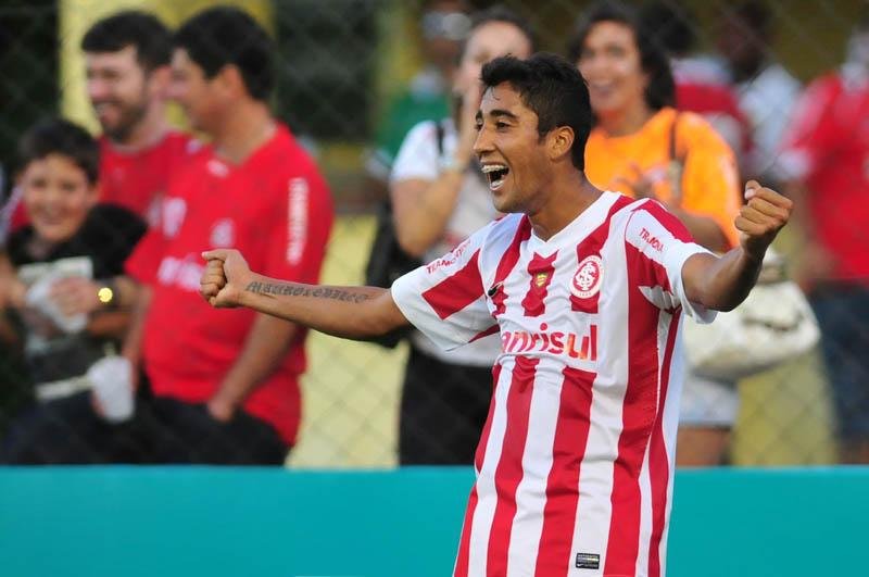 Maurinho se destacou na vit&oacute;ria sobre o Cer&acirc;mica 