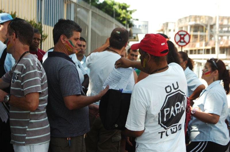 Rodovi&aacute;rios se reuniram em frente &agrave; sede da ATP para protestar
