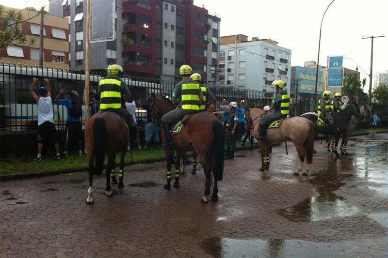 BOE prende torcedores envolvidos em briga na entrada do Ol&iacute;mpico