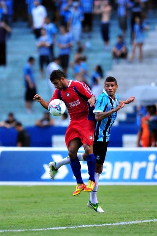 O atacante Tiago Santos recebeu livre na ponta direita e, dentro da &aacute;rea, deu apenas um tapinha para o gol