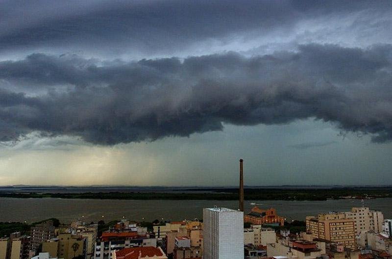 Nuvens carregadas avan&ccedil;aram sobre Porto Alegre no fim da tarde