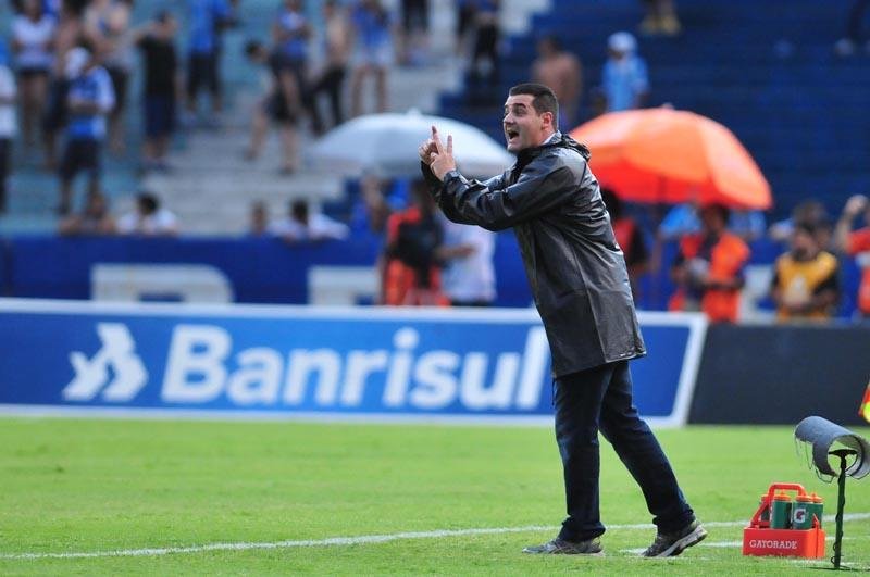 T&eacute;cnico elogiou atitude do time e disse garotos v&atilde;o ganhar maturidade com a derrota 