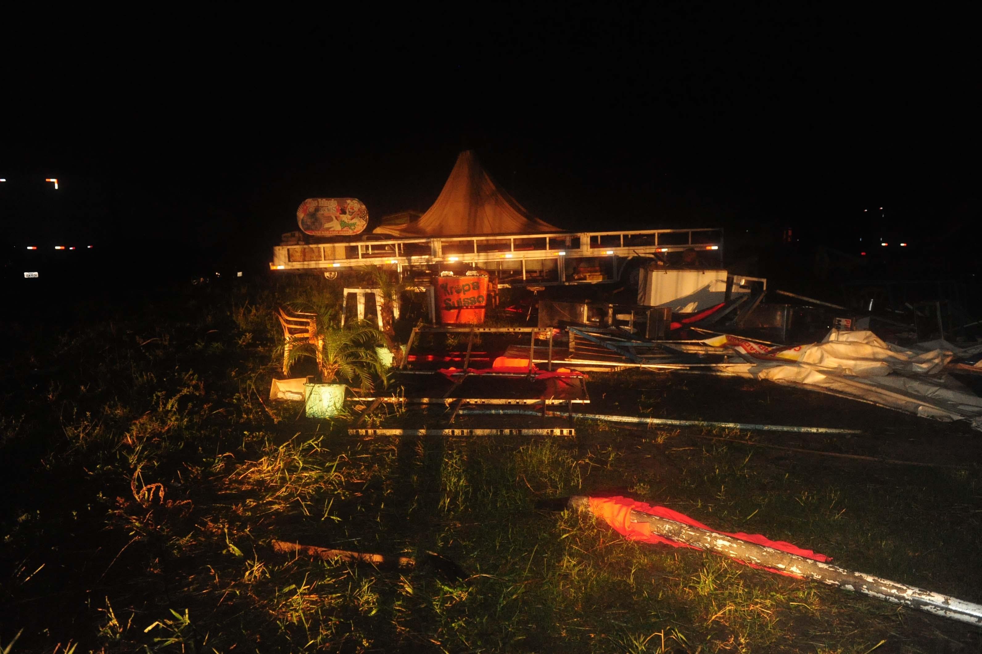 Lona de circo desabou com for&ccedil;a do vento durante uma apresenta&ccedil;&atilde;o na localidade de Ara&ccedil;&aacute;