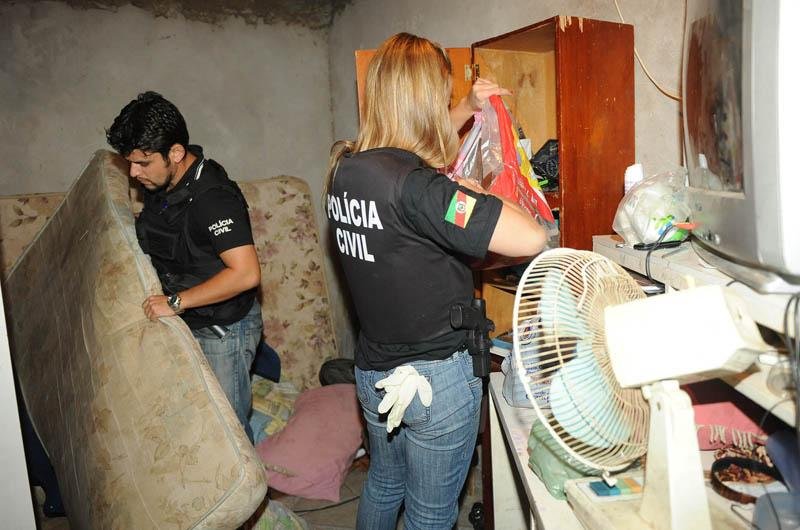 Ap&oacute;s isolarem o local, policiais come&ccedil;aram a fazer revistas nas celas
