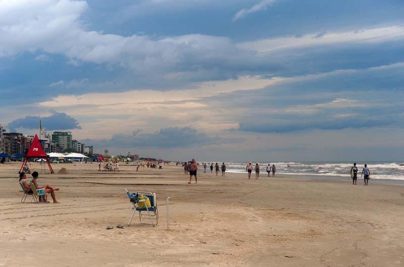 Mesmo com tempo nublado, alguns veranistas foram cedo &agrave; praia