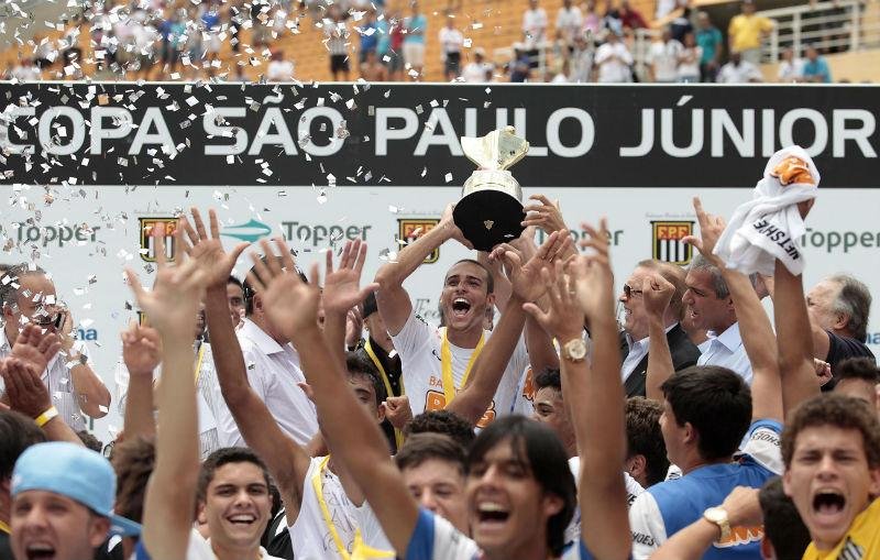 Santos levantou a ta&ccedil;a da Copa S&atilde;o Paulo