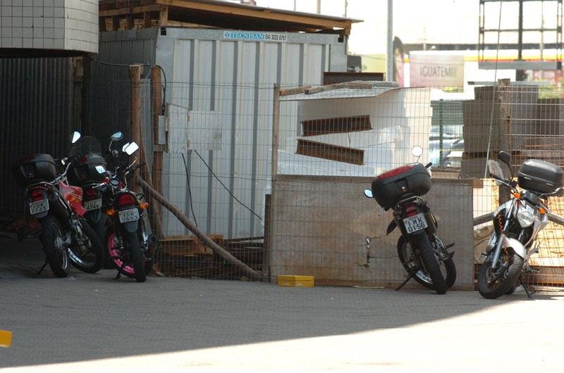 A caixa amarela estava no estacionamento de motos do terminal, no t&eacute;rreo, pr&oacute;ximo de dez motocicletas